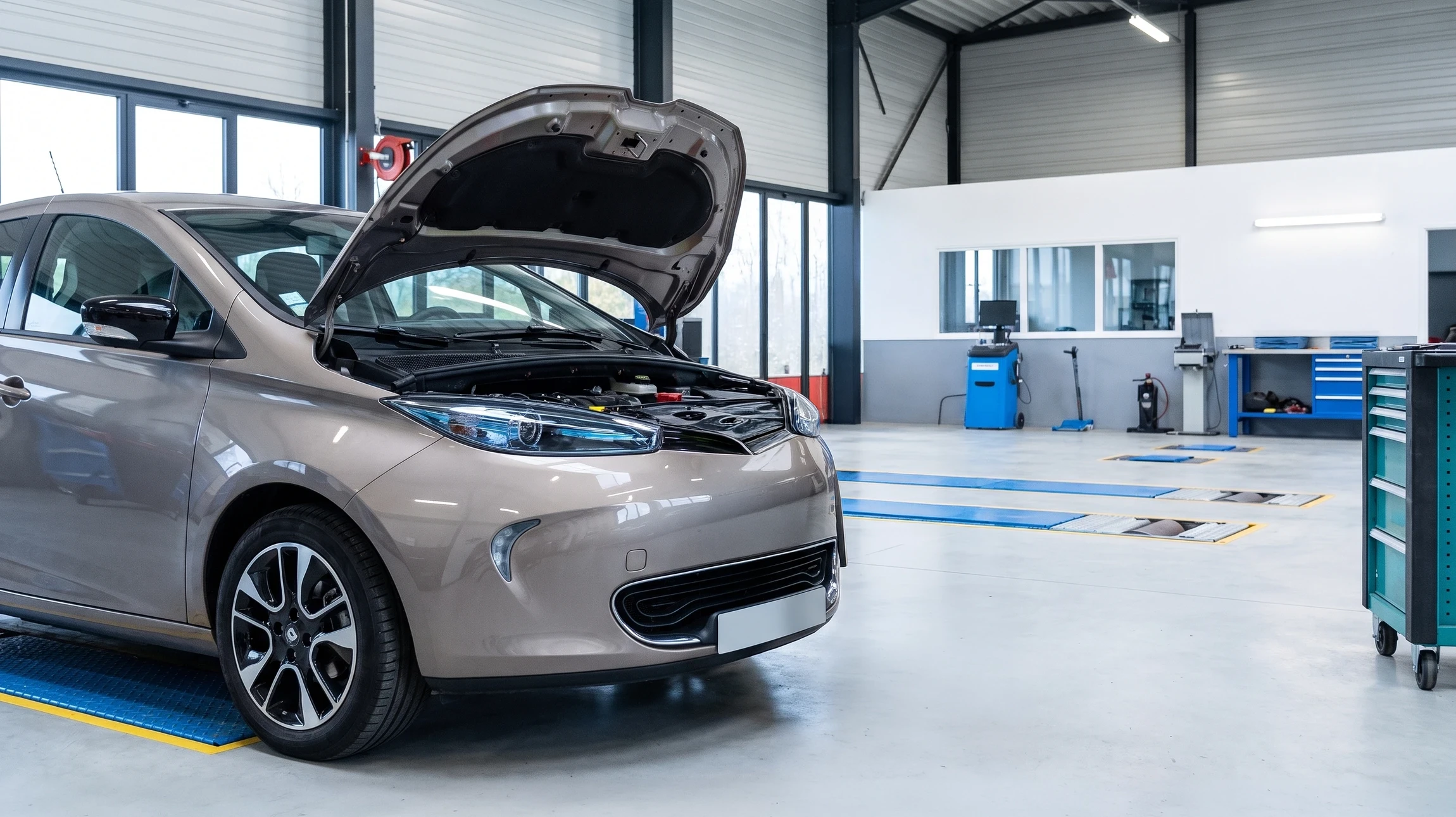 Atelier mécanique automobile, technicien effectuant diagnostic électrique sur batterie de véhicule avec multimètre numérique professionnel