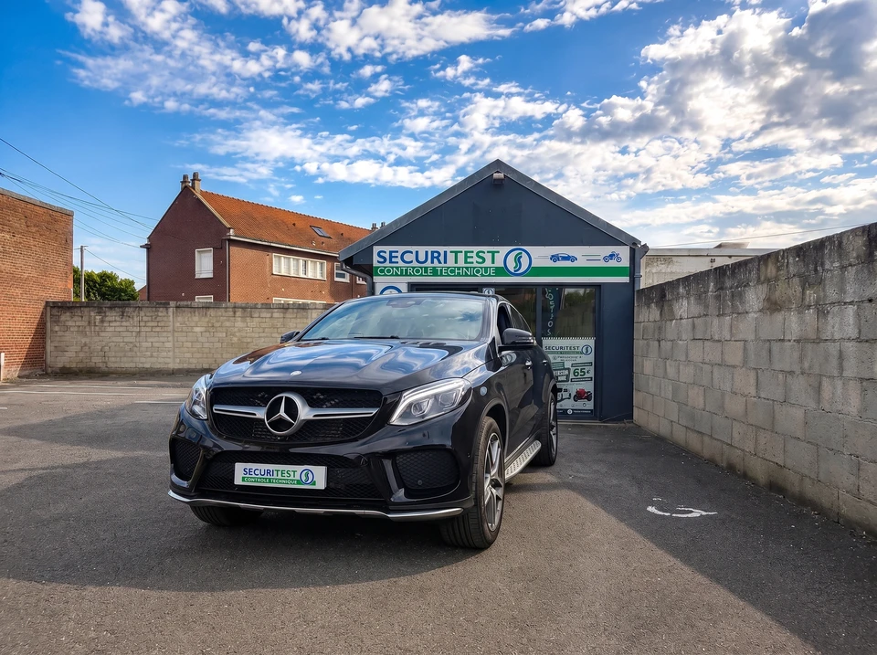 Façade extérieure d'un centre de contrôle technique automobile **Securitest**, avec accueil vitré coulissant