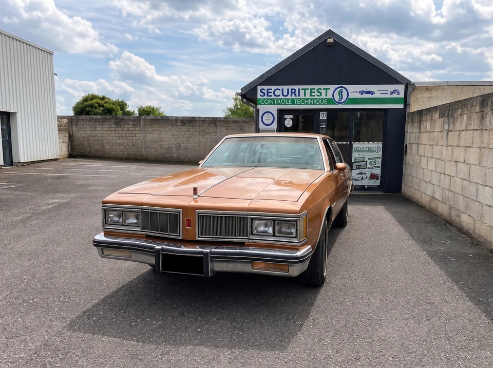 Façade extérieure d'un centre de contrôle technique automobile **Securitest**, avec accueil vitré coulissant